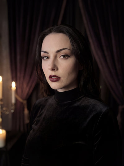 Gotik Bordo makyajı, Alix Avien