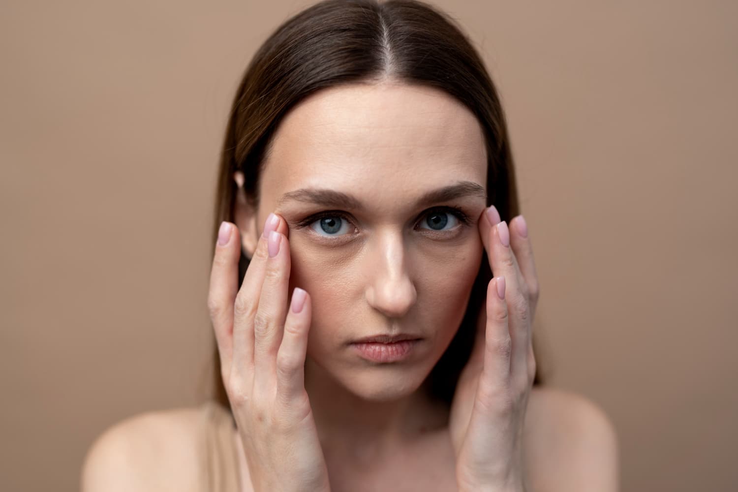 20’li Yaşlardayım Ama Göz Çevremde Kırışıklar Oluşmaya Başladı! Ne Yapmalıyım?
