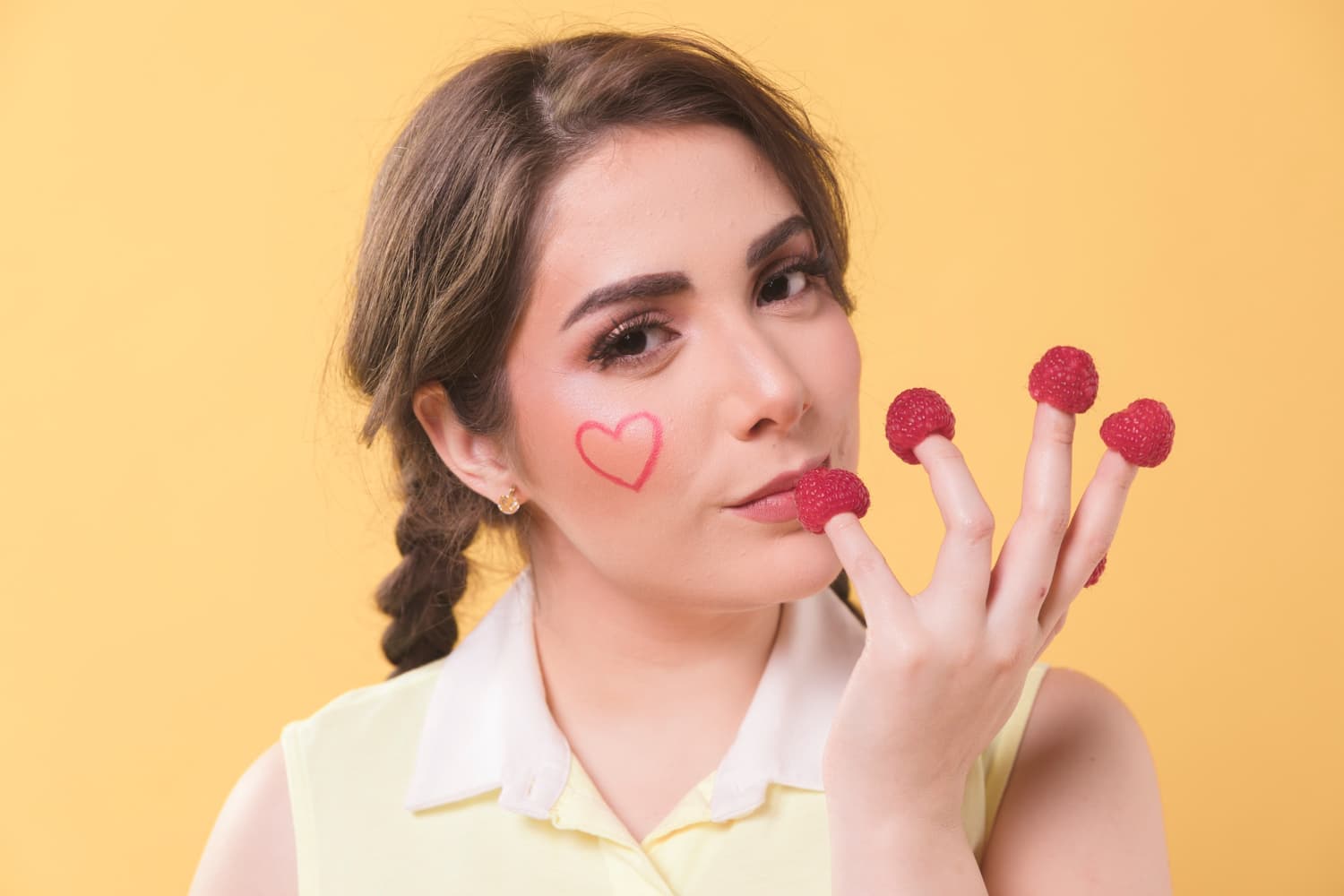 Berry Girl Makyaj Trendi 2025: Alix Avien ile Meyve Tonlarında Taptaze Bir Işıltı Yakala!