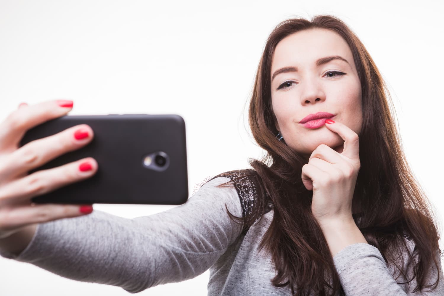 “Selfie Hazır” Dudaklar: Tatil Fotoğraflarında Kusursuz Görünmenizi Sağlayacak Ruj Hileleri