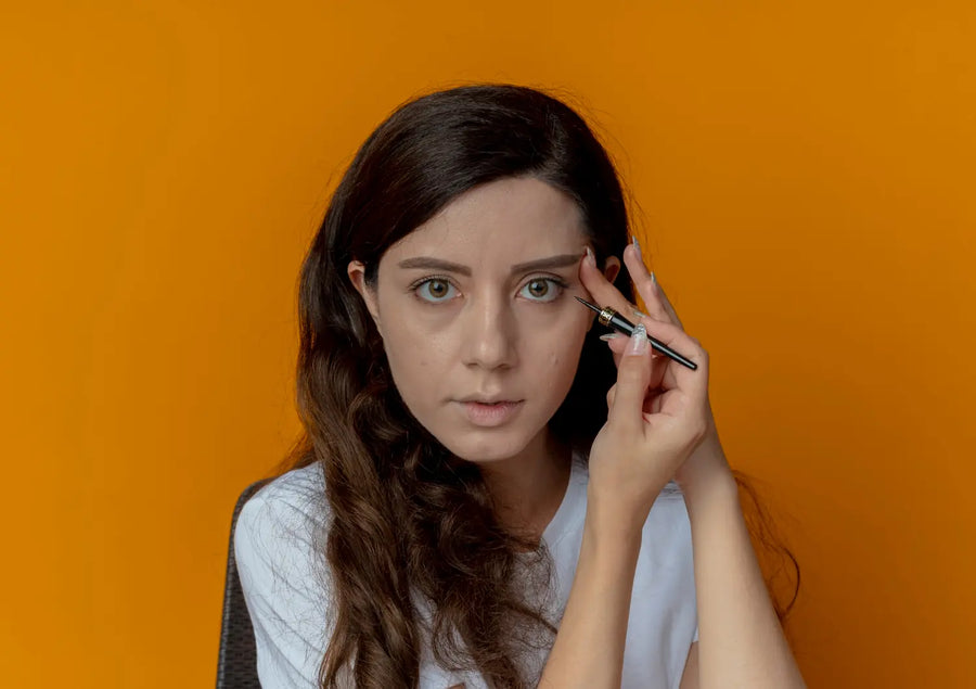 Eyeliner Çekerken El Titremesi — Alix Avien blog görseli