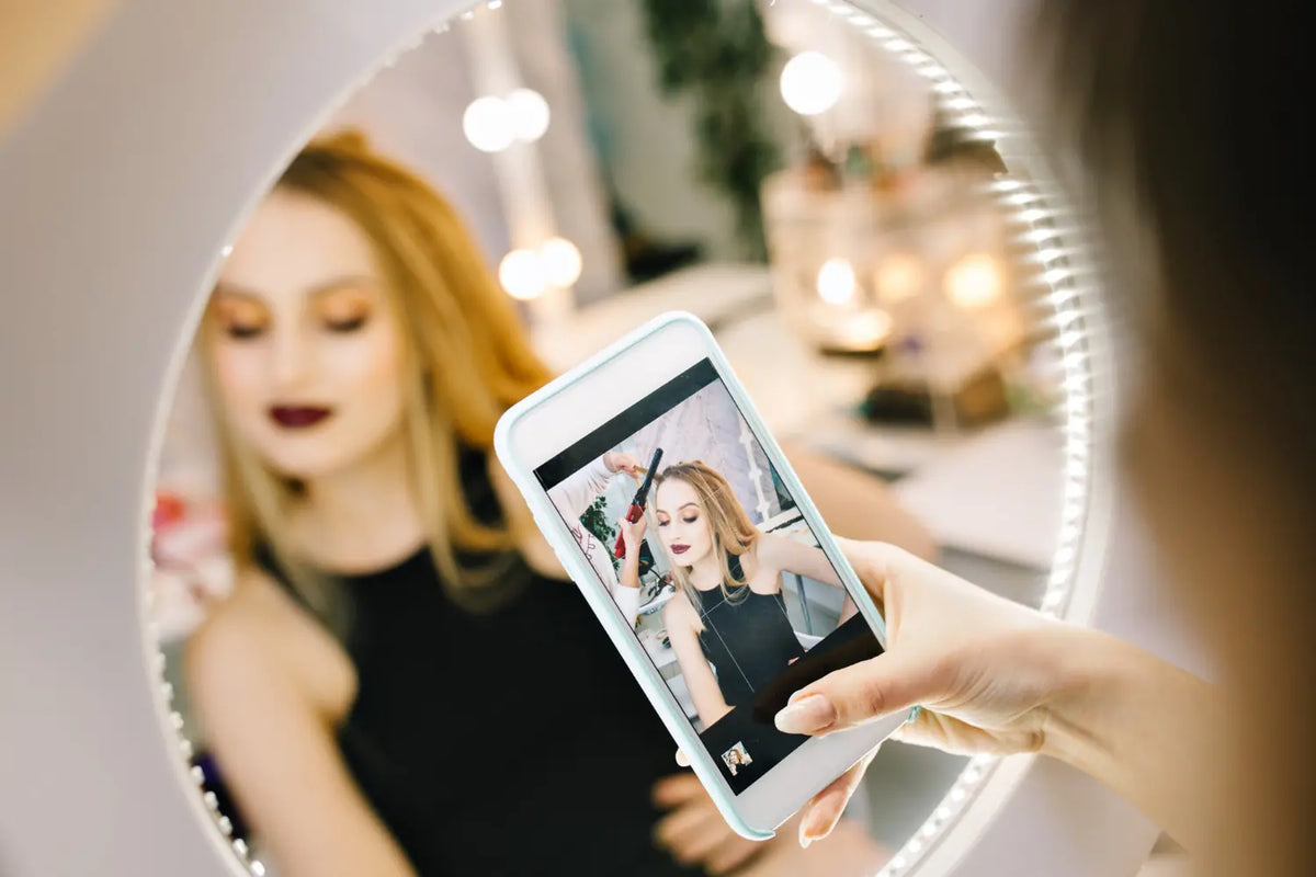 Makyajınız Fotoğraflarda Neden Gerçektekinden Farklı Görünüyor — Alix Avien blog görseli