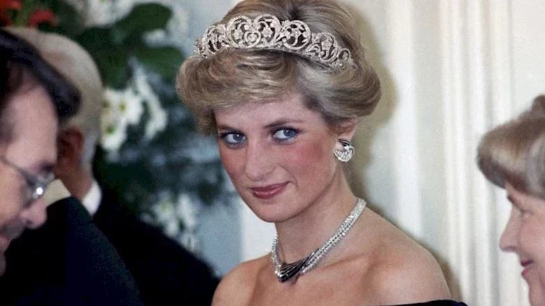 Prenses Diana’nın Göz Makyajı Mavi Eyeliner Görünümü: Zamansız Bir İlham — Alix Avien blog görseli