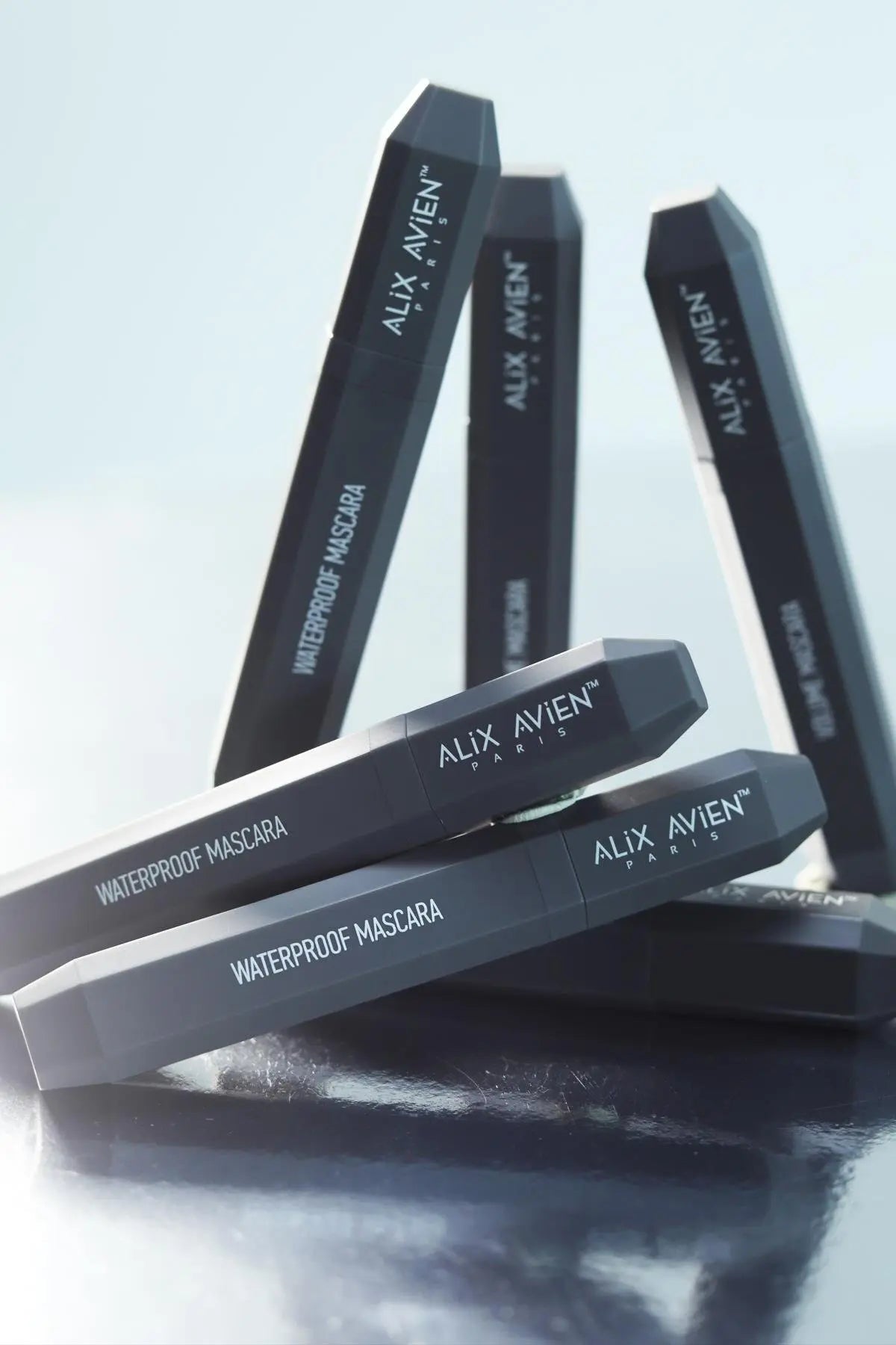 Suya Dayanaklı Yoğun Pigmentasyonlu Hacim Veren Doğal Kıvrımlı Siyah Maskara - Waterproof Mascara