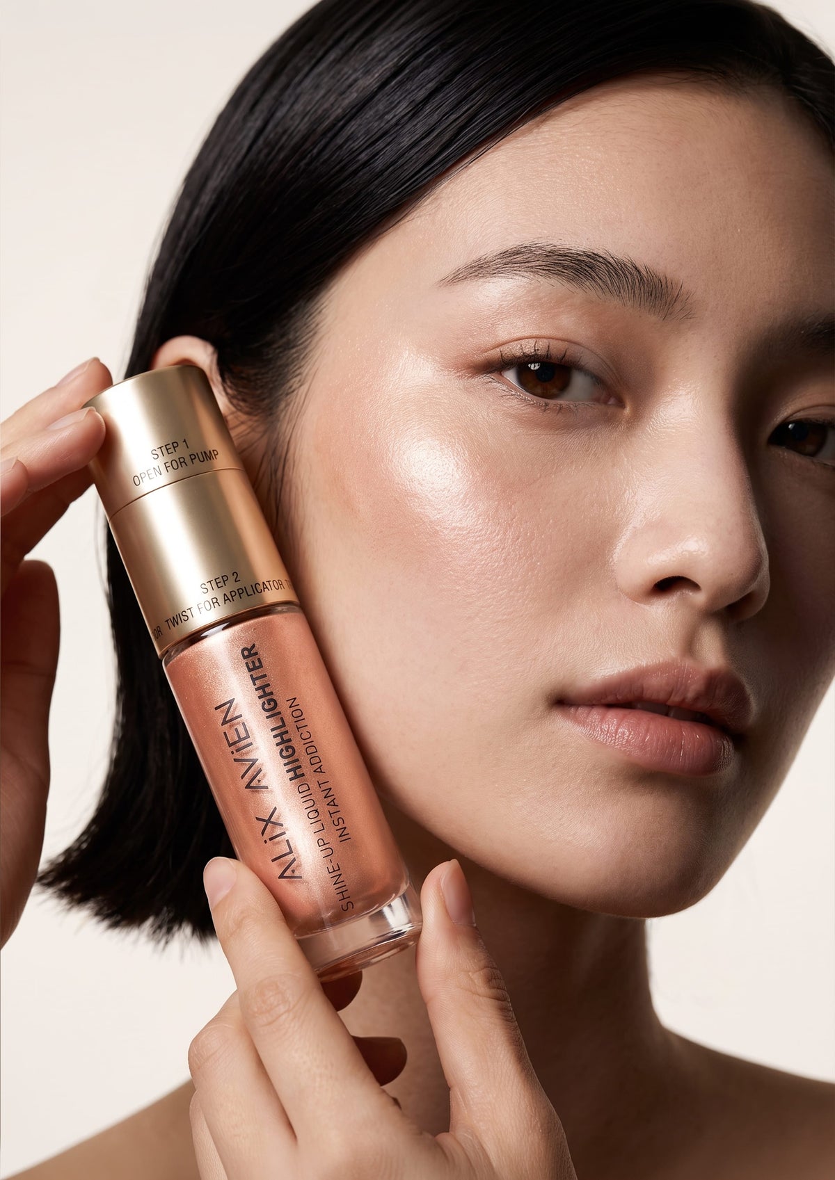 Shine-Up Likit Aydınlatıcı 103 Dewy Pink model üzerinde