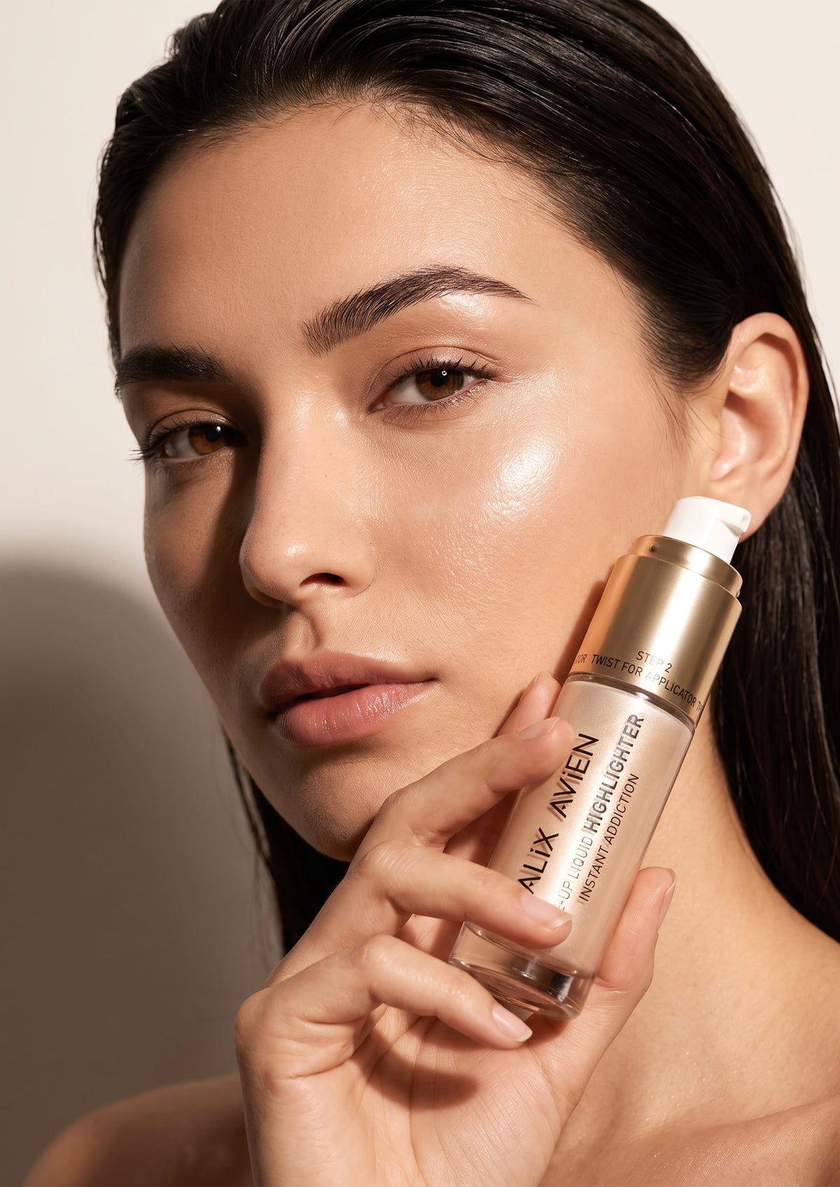 Shine-Up Likit Aydınlatıcı 101 Glowy Beige model üzerinde
