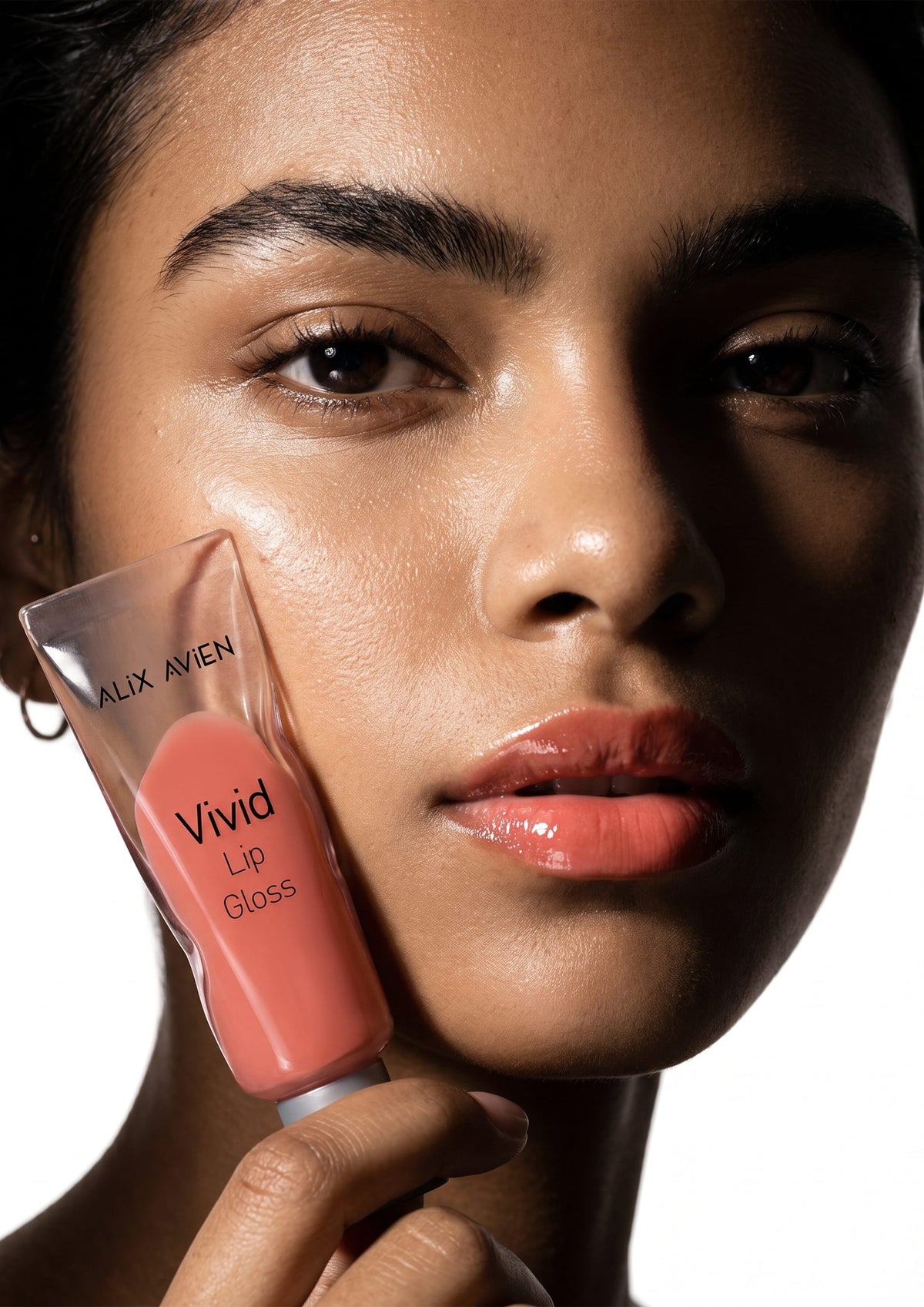 Vivid Lip Gloss 106 Dusty Pink model üzerinde