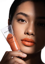 Vivid Lip Gloss 104 Sparkling Salmon model üzerinde