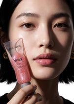 Vivid Lip Gloss 103 Crystal Violet model üzerinde