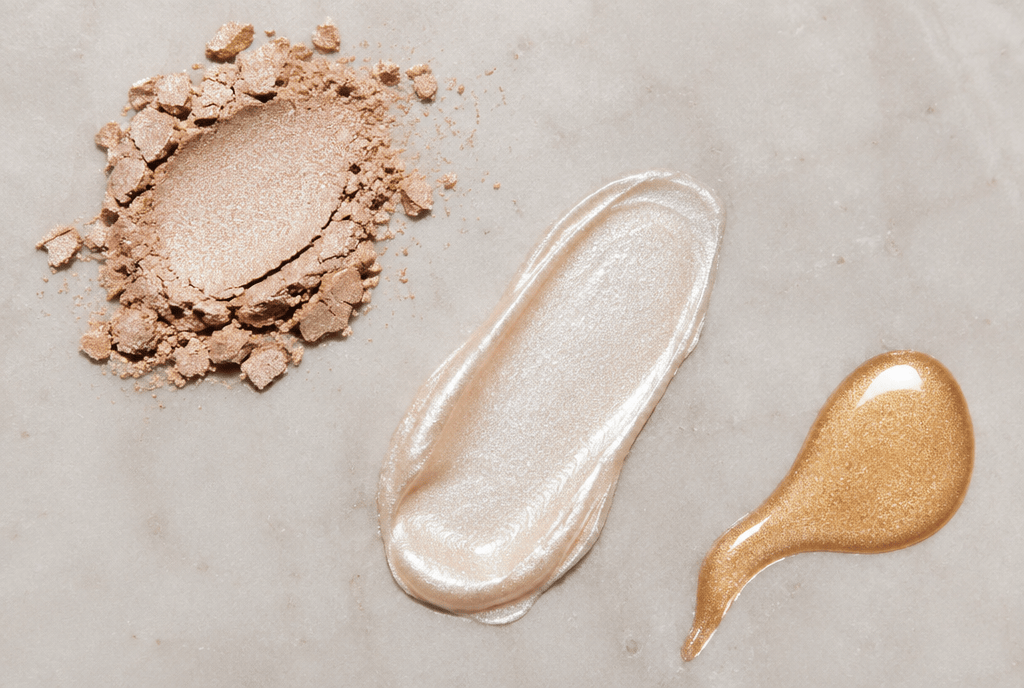 Toz, krem ve likit highlighter dokularının yan yana görünümü