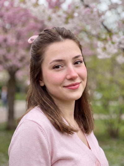Pembe Allık makyajı, Alix Avien